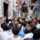 Il Giglio dell'Ortolano inizia per la seconda volta la "girata carceri". I caporali sul giglio e da terra guidano la manovra; anno 2007.