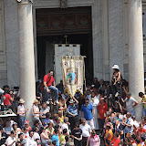 Escono dal Duomo i Gonfaloni che precedono il busto argenteo del Santo per la benedizione dei Gigli