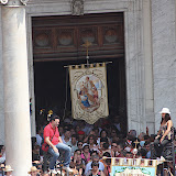 Escono dal Duomo i Gonfaloni che precedono il busto argenteo del Santo per la benedizione dei Gigli