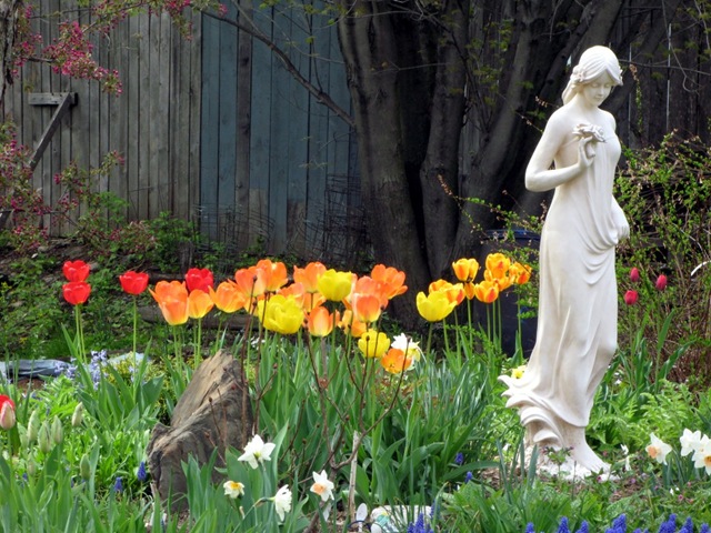 [garden-statue-flowers-country-beauty-703035[3].jpg]