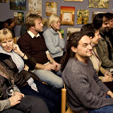 Bunt gemischt: Die Zuhörer.  "Der Kulturgeist" in der Galerie "Vier Raben", Köln. Foto: Herbert Labenski (www.colognephoto.de)