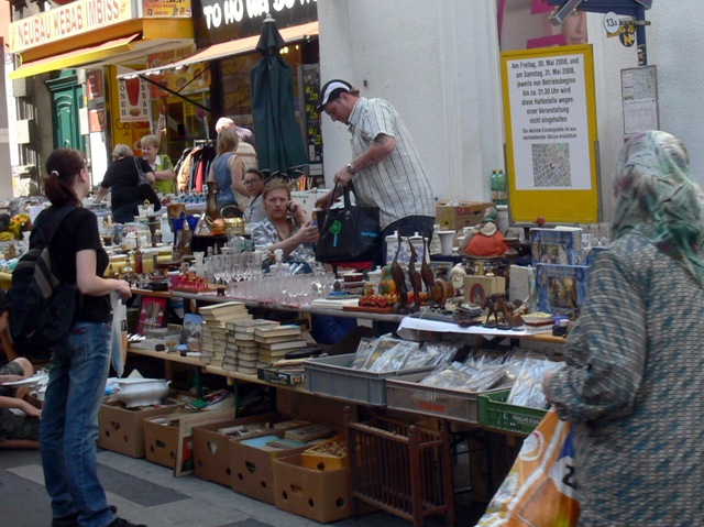 [Vienna_-_Neubau-Gasse_-_Flohmarkt_1[8].jpg]