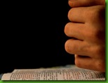 bible-e-maos-orando