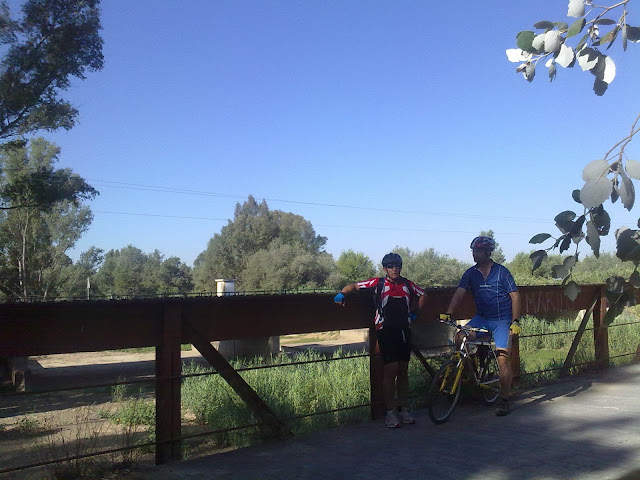 El dúo en un antiguo puente ferroviario