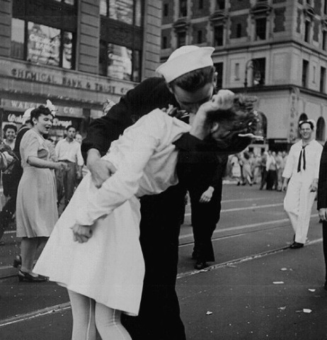 [timesquarekiss[6].jpg]