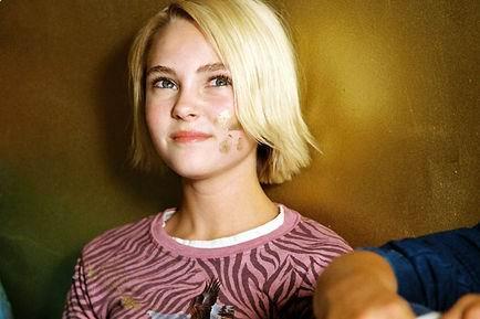 teen hairstyles 2005. teen celebrity Annasophia Robb with short blonde 