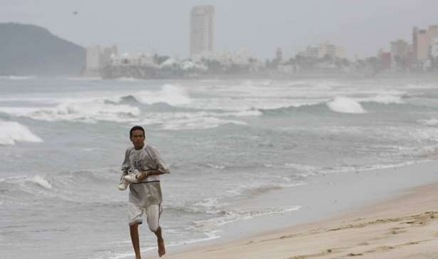 Un hombre corre por la playa de Mazatl&aacute;n (M&eacute;xico), mientras el fuerte oleaje anuncia la llegada del hurac&aacute;n Jimena   Foto EFE