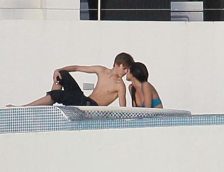 selena gomez y justin bieber besandose. Selena Gomez y Justin Bieber