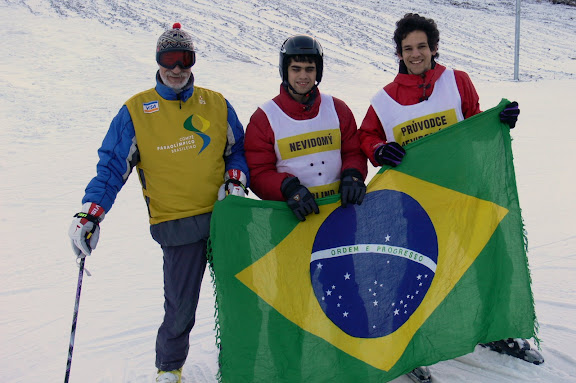Imagem: marcos, gabriel e a bandeira do brasil. A expectativa de um dia reativar o projeto Esquiando no Escuro