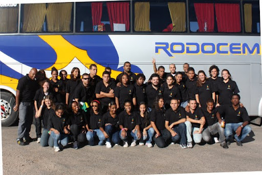 Na foto, equipe aparece perfilada em frente ao ônibus, durante viagem para Goiânia