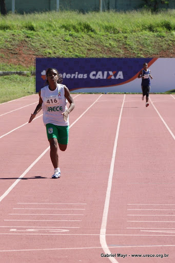 Na foto, Viviane Soares dispara na liderança da prova dos 400m. 60 metros atrás, está a atleta Valéria Moura, representante do Instituto Benjamin Constant.