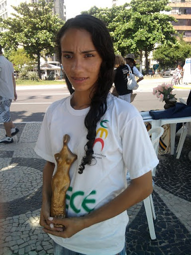 na foto, Jeysan segura o prêmio recebido, uma estatueta com o formato do corpo feminino