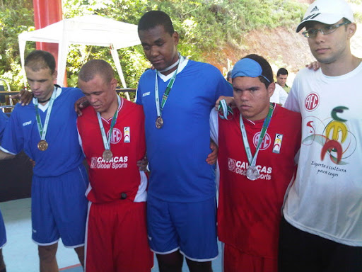 na foto, equipes da Urece e do CEIBC se juntam para oração após o término da final