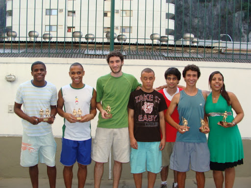 Equipe da Urece posando com troféus