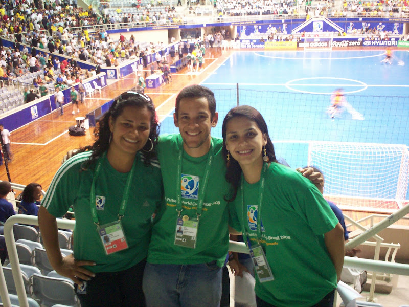 Legenda: Paula Carrijo, Gabriel Mayr e Rosane Barros no Mundial de Futsal da FIFA