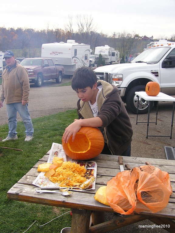 [carving pumpkins[3].jpg]
