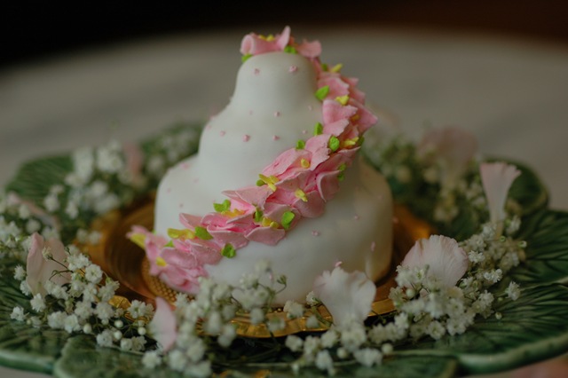 [petit astor  chelsea clinton wedding cake[4].jpg]