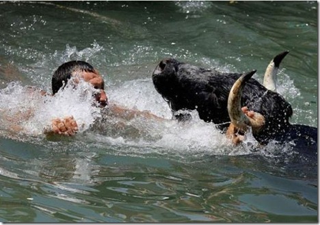 Gokil: Bermain Matador di pinggir laut