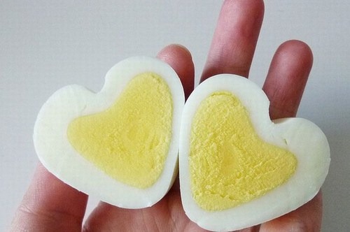 [Egg-in-a-heart-shaped-001[3].jpg]