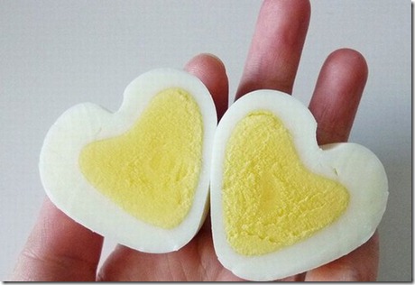 Egg-in-a-heart-shaped-001
