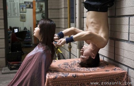 Wang Xiaoyu performs headstand haircut Wang Xiaoyu performs headstand haircut