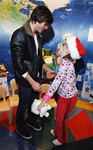 Zac Efron joins with Gifts.com to bring gifts and sign autograph