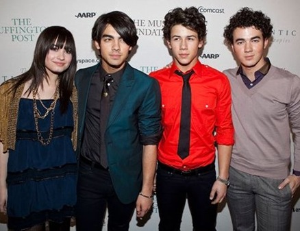 [jonas-brothers (1)[4].jpg]