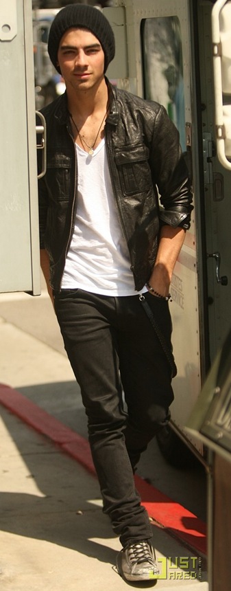 [joe-jonas-camilla-belle-urth-08[10].jpg]