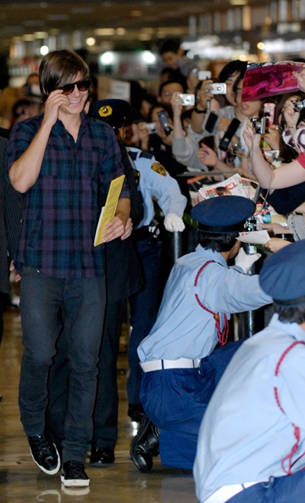 [zac-efron-5139-6[7].jpg]