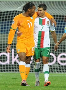 Drogba y Cristiano Ronaldo juntos despu&eacute;s del partido