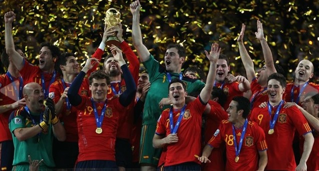 [Casillas levantando la Copa del Mundo 2010[5].jpg]