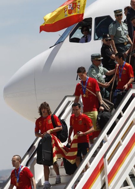 صور استقبال المنتخب الاسباني في مدريد بعد عودته بالكأس Jugadores_descienden_avion%5B7%5D