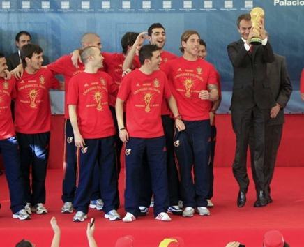صور استقبال المنتخب الاسباني في مدريد بعد عودته بالكأس Zapatero%20saltando%20con%20la%20Copa_thumb%5B3%5D