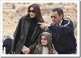 06/01/2008 WIRE: France's President Nicolas Sarkozy (R), his girlfriend Carla Bruni and her son, Aurelien (C), visit the ancient Jordanian ruins of Petra January 5, 2008. REUTERS/Yousef Allan  (JORDAN) 