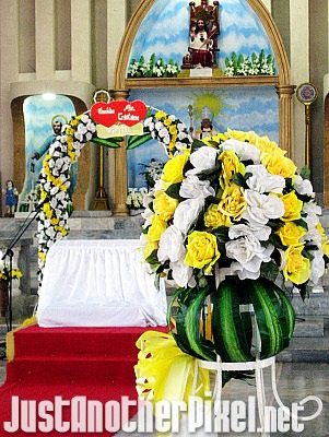 Another view of the altar - the motif was all shades of yellow and white - JustAnotherPixel.net