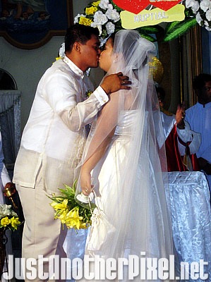 The kiss! - JustAnotherPixel.net