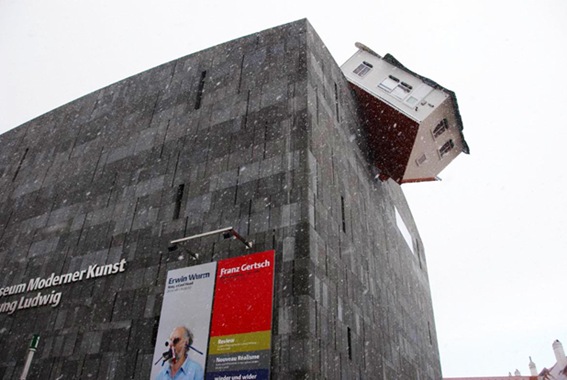 [erwin wurm4[3].jpg]