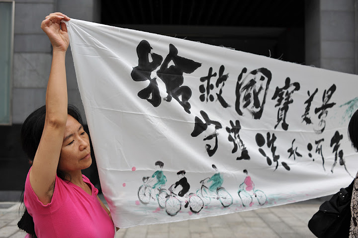 居民反對台灣八大美景之一的淡水河岸遭公路入侵。