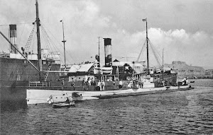 El U-35 abarloado al ROMA. Foto del libro TIBURONES DE ACERO.JPG