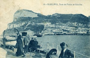 Estupenda foto, a bordo del ALINE, de la salida de Gibraltar. Al fondo la terminal de BLAND LINE..JPG