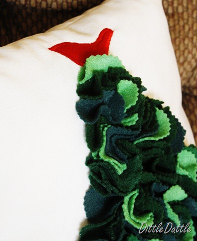 [DIY-sewn-Christmas-Tree-Pillow3.jpg]