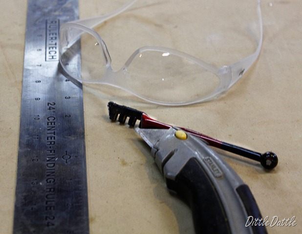 [DIY-Mirror-Frame-Art---tools-7.jpg]