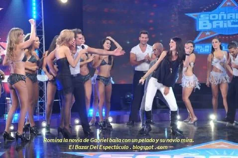 Romina la novia de Gabriel baila con un pelado y su novio mira..JPG