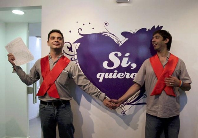 [matrimonio-gay-argentina-02-large_1259517739[4].jpg]