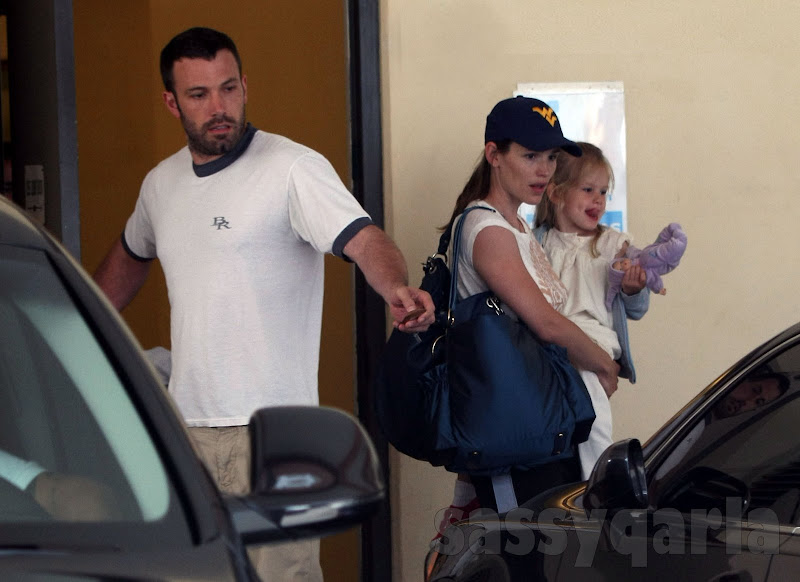Celebrity couple Jennifer Garner and Ben Affleck was spotted by photographers while carrying their eldest daughter Violet.