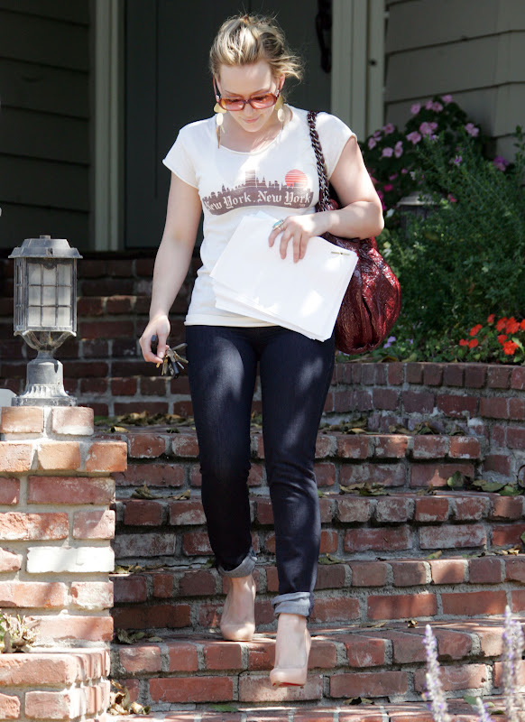 http://lh5.ggpht.com/_c2eHHmBm_pY/Smt0h5kuXJI/AAAAAAAAGJE/4Rm6LehszWk/s800/Hilary-Duff-High-Heels.jpg