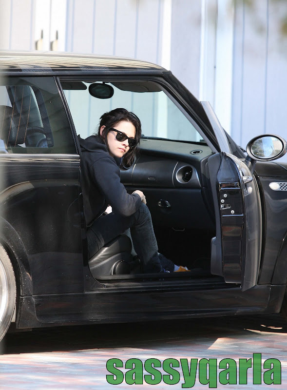 http://lh5.ggpht.com/_c2eHHmBm_pY/SuuR6wH2JpI/AAAAAAAAKHY/WJIc6ikCjmY/s800/kristen_stewart_car_los_angeles.jpg