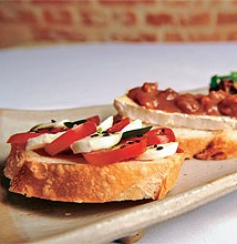 [BRUSCHETTA DE TOMATE-CEREJA, MUSSARELA DE BÚFALA, MANJERICÃO E GERGELIM[1].jpg]