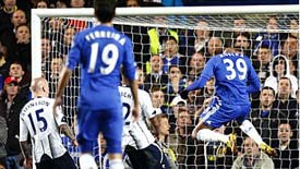 Nicolas Anelka menanduk masuk melepasi jangkauan penjaga gol Bolton, Jussi Jaaskelainen dalam aksi Liga Perdana Inggeris, 14 April 2010.