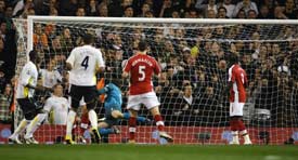 Danny Rose menewaskan penjaga gol Arsenal, Almunia untuk gol pertama Spurs.